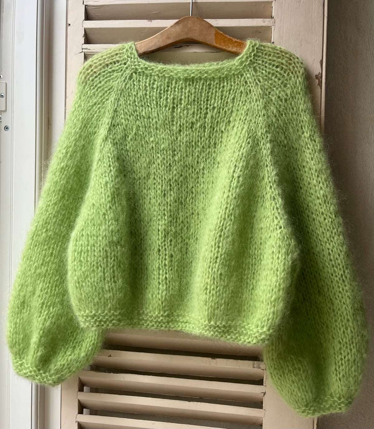 Femja Sweater by Sandknit aus der Bella & Bella Color by Permin - Strickpaket