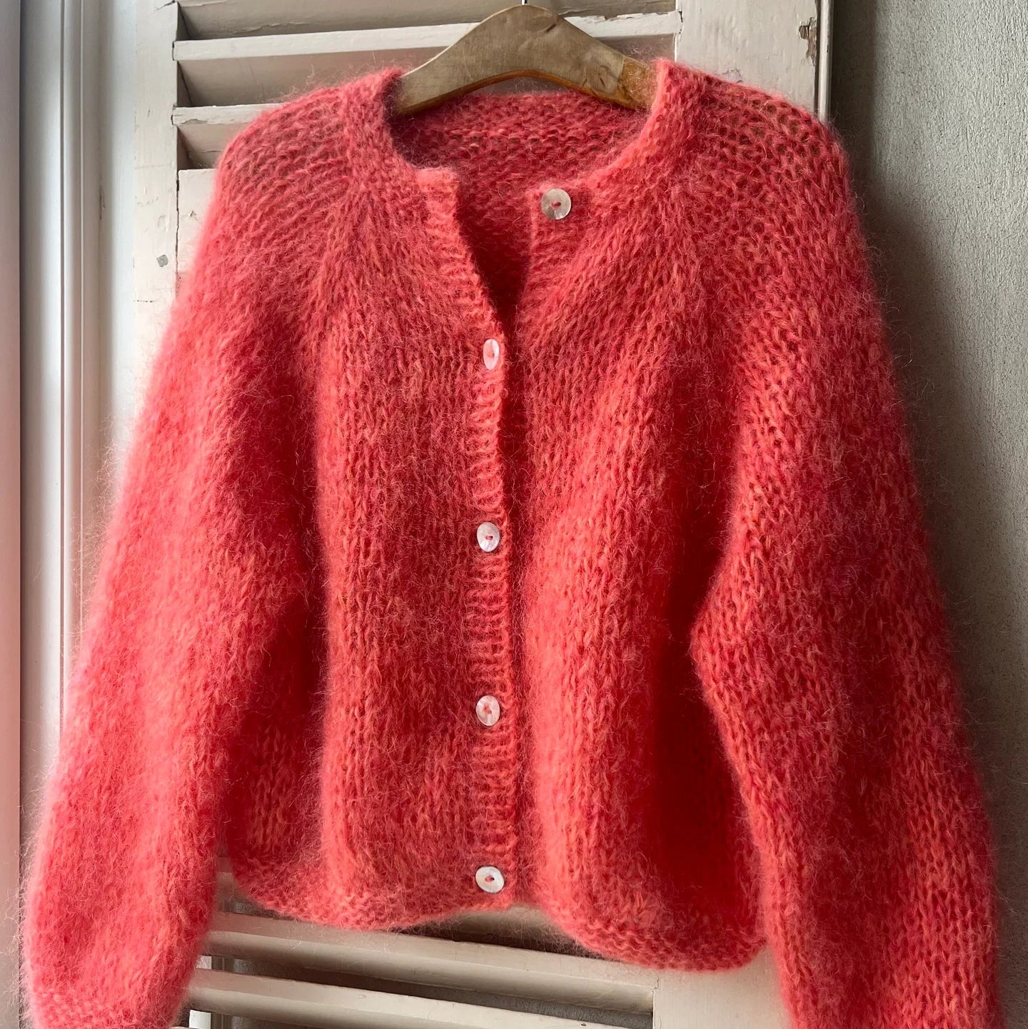 Femja Cardigan mit schmalen Ärmeln – Sandknit – Strickpaket aus der Bella und Bella Color by Permin ab 58 €