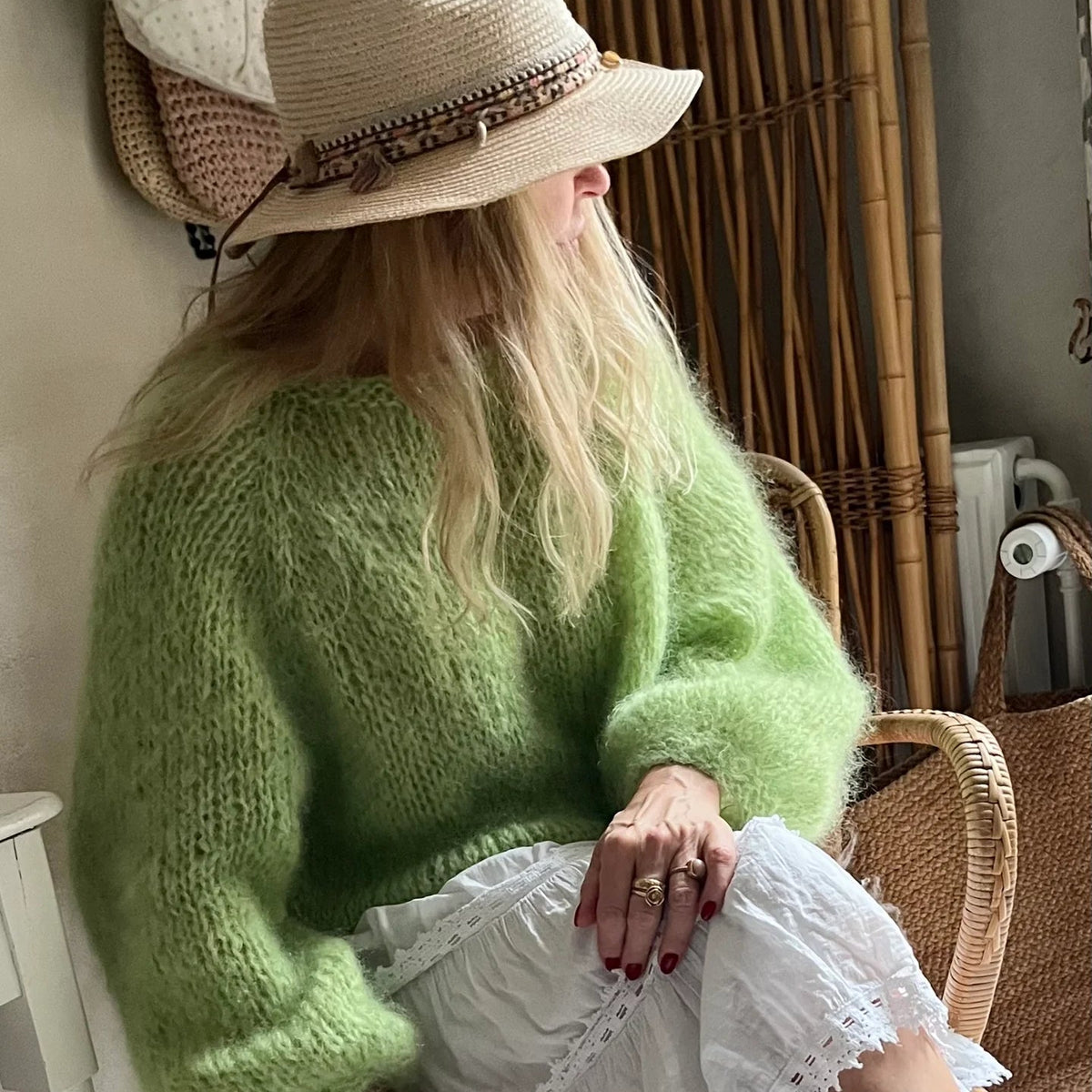 Femja Sweater by Sandknit aus der Bella & Bella Color by Permin - Strickpaket