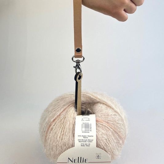 Garnhalter zum Mitnehmen inkl. Ledergriff by Permin